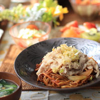  【レシピ】柚子からし豚肉のっけのソース焼きそば。と　献立。と写真を買いながら。