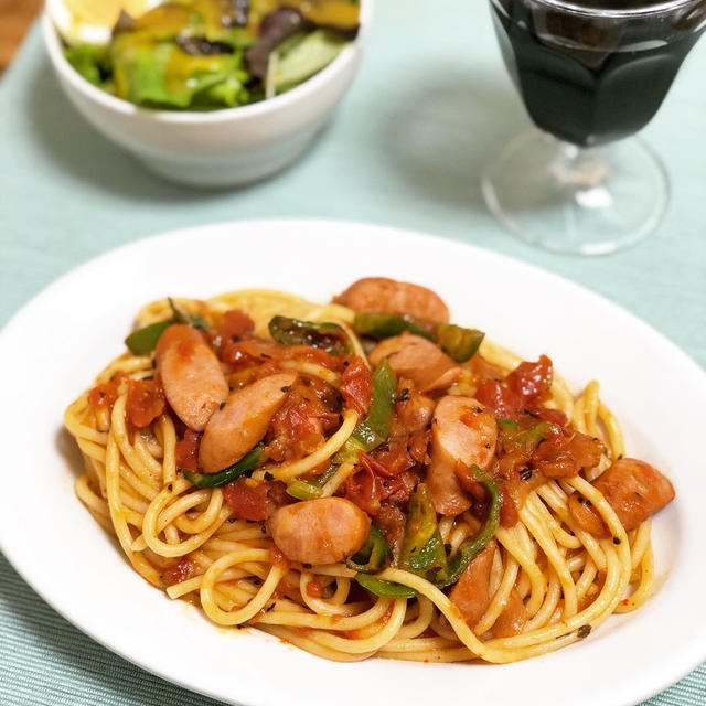 4/1の晩ごはん。ソーセージとピーマンのピリ辛トマトソースパスタ