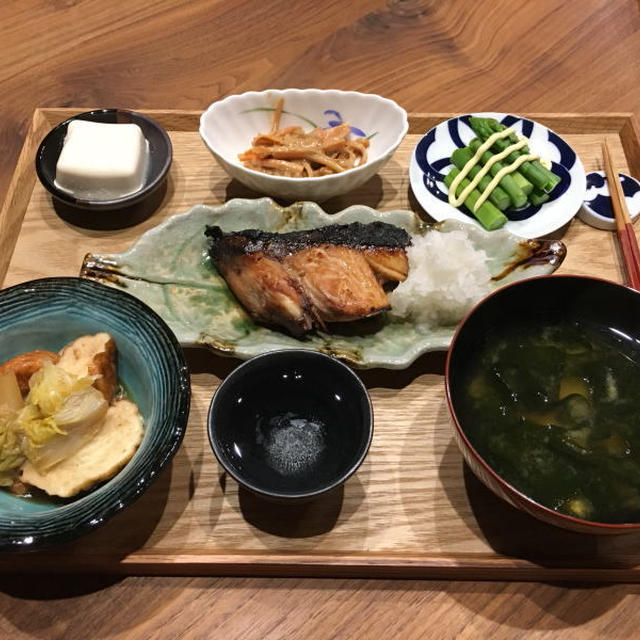 献立 ブリの照り焼き 白菜と魚河岸揚げの旨煮 冷奴 人参の胡麻和え 茹でアスパラガス わかめのお味噌汁 By Kajuさん レシピブログ 料理ブログのレシピ満載