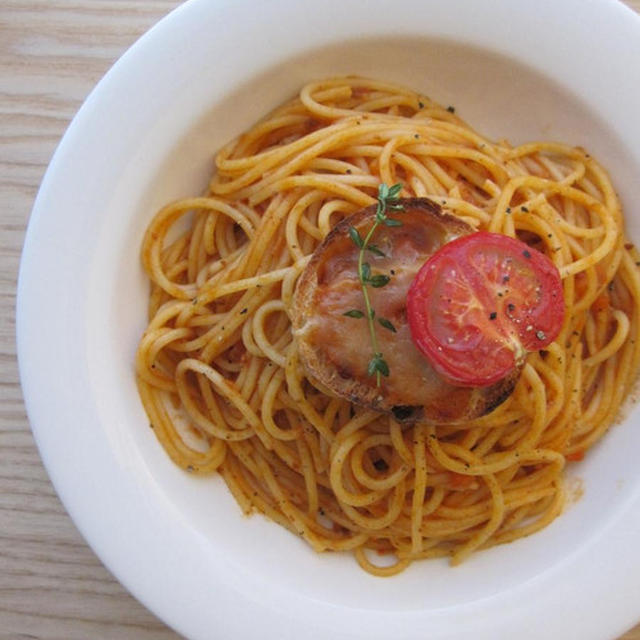 「マ･マー トマトの果肉たっぷりの ミートソース」を使ってミニトマトのタルティーヌ添えトマトスパゲティ