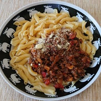 合いびき肉と刻み野菜のソースでペンネリーチェ