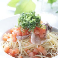 「ピリ辛豚しゃぶトマトパスタ」「エビとアボカドの塩麹和え」「鯛のほうれん草クリームソース」