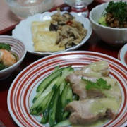 「豆腐のステーキ、醤油麹きのこ添え」「エビの緑酢和え」「蒸し鶏わさびソース」「イカの味噌ソース添え」「納豆とアボカドのサラダ」「炊き込みご飯」