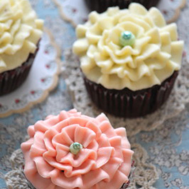 花咲くショコラカップケーキ By Honeybee さん レシピブログ 料理ブログのレシピ満載