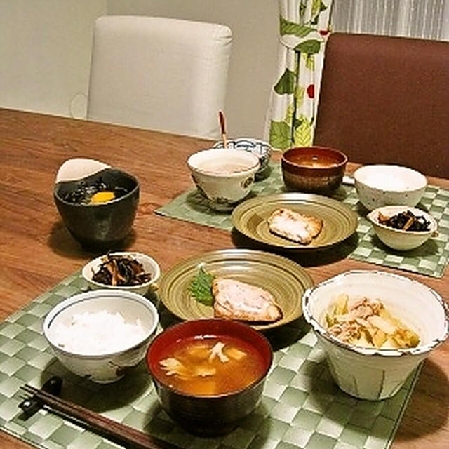 春キャベツと新玉葱の塩麹蒸し、鯖の塩焼き