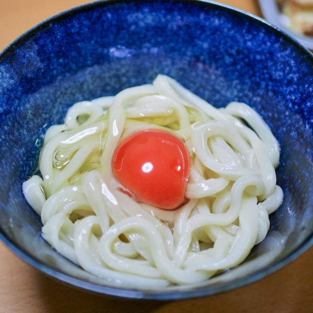 赤玉子で食べる釜玉うどんと「海老の天ぷらと竹輪天を揚げる」