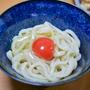 赤玉子で食べる釜玉うどんと「海老の天ぷらと竹輪天を揚げる」