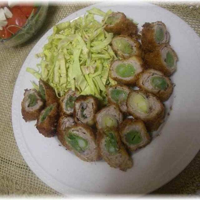 我が家のある日の素朴ご飯　～ねぎとしそ梅の豚バラ肉巻き揚げ～