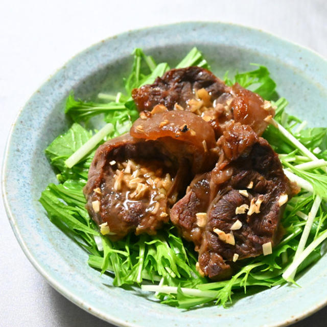 牛すね肉のにんにく醤油焼き。シチュー用すね肉を下茹でして漬け込んで焼く、いつもと一味違ったおつまみ。