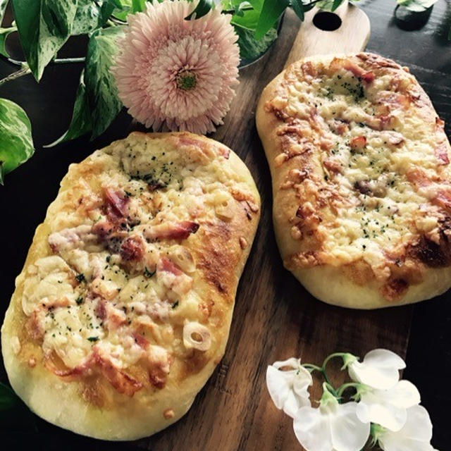 ベーコンチーズのフォカッチャ(カレーマヨソース)と、雨の中のお花見