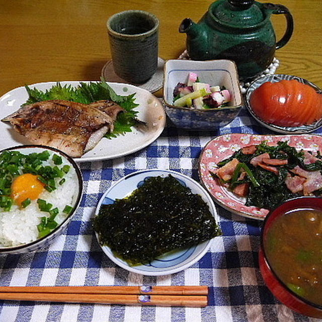 【朝食】さんまの開き・ほうれん草とベーコンの炒め物・たまごかけご飯…
