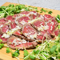 クローブと赤ワインで煮たローストビーフ風。焼かないで簡単ワインに合うおつまみ。