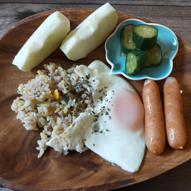 チャーハンと目玉焼き、ソーセージも２つのフライパンで同時進行(*´艸｀*)