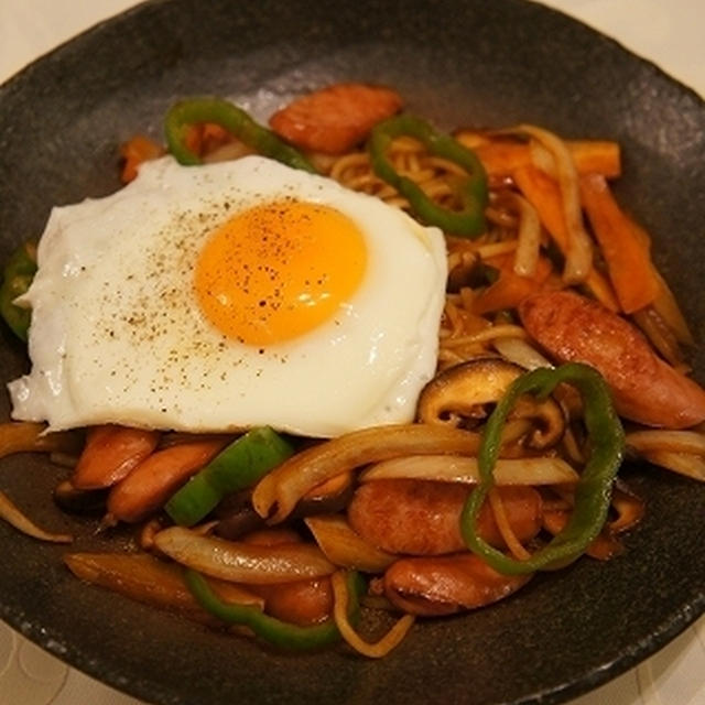 甘口ソースで目玉焼き乗っけナポリタン風焼きそば♪