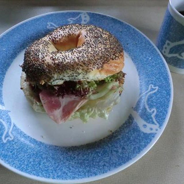 休日の朝食　おしゃれにベーグルのベーコンサンド