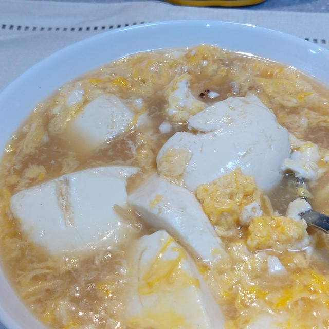 今夜は　豆腐と卵で作る　#酸辣湯作り方は簡単　鍋に豆腐とスープを入れ　沸騰したら　卵で完...