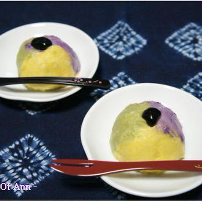 白い小皿に盛りつけられた黄と緑、紫色の八頭の3色茶巾