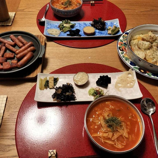 じゃがベーコンチーズ焼き、ソーセージとベーコンの陶板焼小つまみ５品＋きゃべつのスープで晩酌