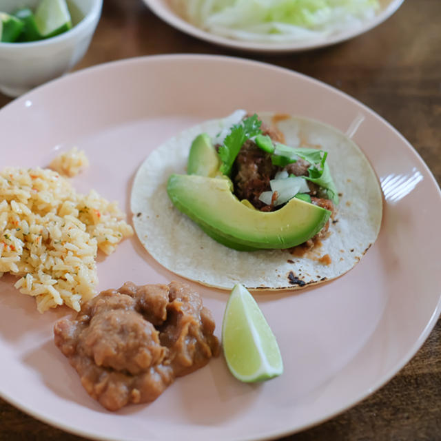 『メキシコ料理』は、すっかり家庭の味に。「カニータス・タコス」ディナー。