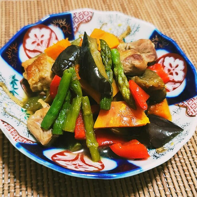 彩り豊かな「鶏もも肉とたっぷり夏野菜の炒め煮」の作り方・レシピ