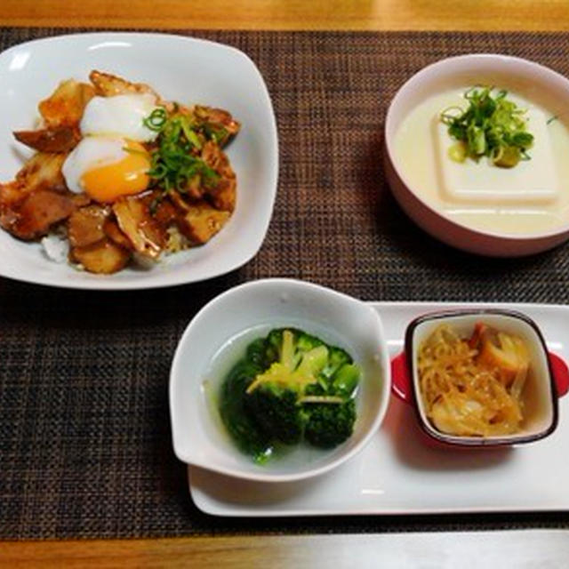 丼は嫌だと云うので温玉のっけ煮豚丼はわたしだけ（笑）～しらたきとうずらたまごの炒り煮～