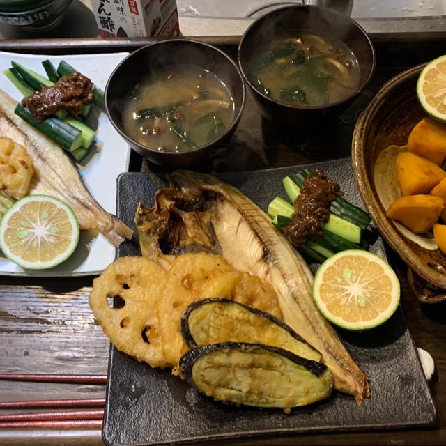 ホッケの塩焼きと野菜の天ぷらの晩ごはん。