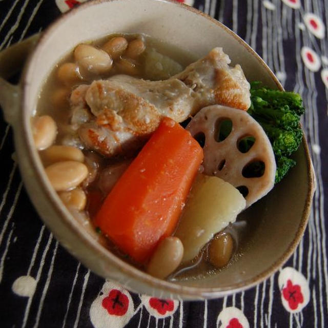 蒸し豆と根菜の塩麹スープ
