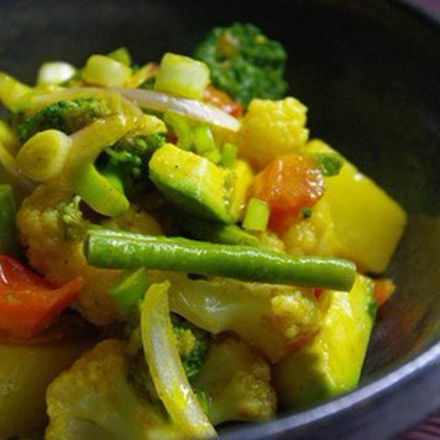 カレードレッシングで、いろいろ野菜＆豆腐のサラダ
