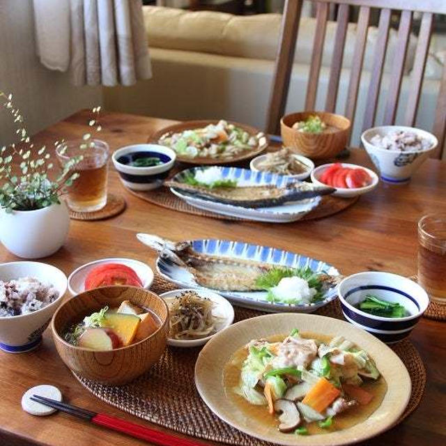 八宝菜、かますの干物定食。夏野菜とチキンの梅バター炒め（フーディストノート）。