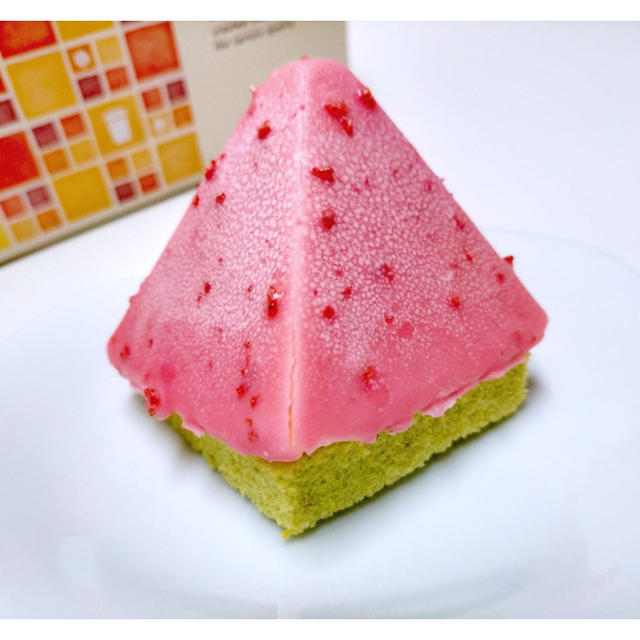 ドトール「ピラミッドケーキ いちご」パリパリ苺チョコの中から…♪ソフトクリームもうまっ♡