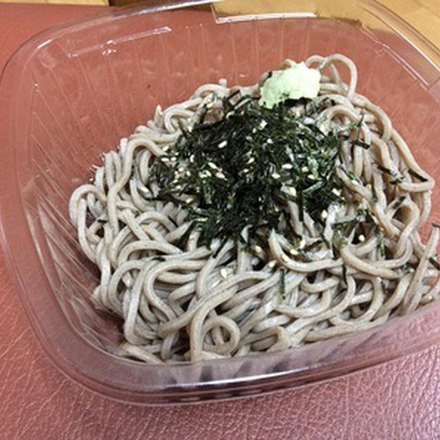 事務所待機にスーパーの「ぶっかけそば」