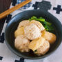 お鍋に入れてサッと煮るだけ♪旨味がじゅわ〜っ♪『鶏団子と小松菜のうま煮浸し』