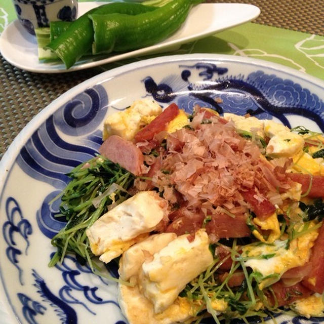 七味で仕上げる「豆苗チャンプル」。