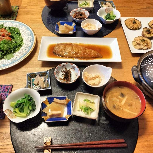 山安の鯖味噌、プチトマトとツナのサラダ、しいたけのツナマヨ焼と小鉢6品で晩酌