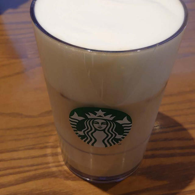 スタバ・ほうじ茶＆クラッシュティーラテと桃太郎の氷ぜんざいとかやくうどん