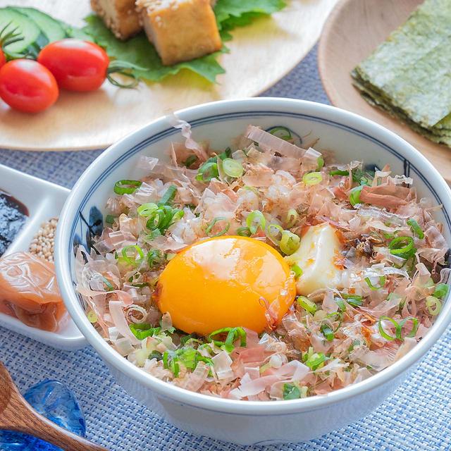 かつお節とバターで旨味たっぷり✨ご馳走卵かけご飯