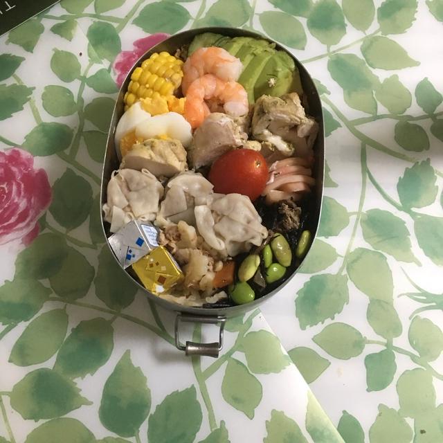 業務スーパーのペストジェノベーゼを鶏肉でくるんだ。弁当。