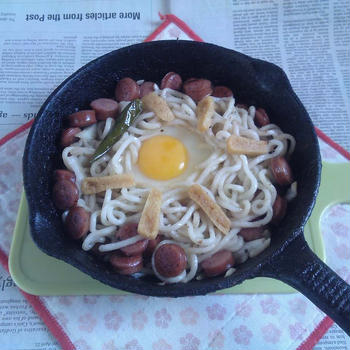 ウインナー・刻み揚げ・激辛青とんの月見焼きうどん