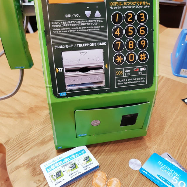 噂の公衆電話と除菌シートや手洗いグッズや…