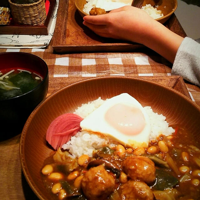 #作り置きおかずからのバンゴこんばんは昨夜は作り置きから早速★鶏団子カレー目玉焼き...