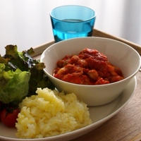 『手羽元と豆のトマト煮込み〜サフランライス添え〜』