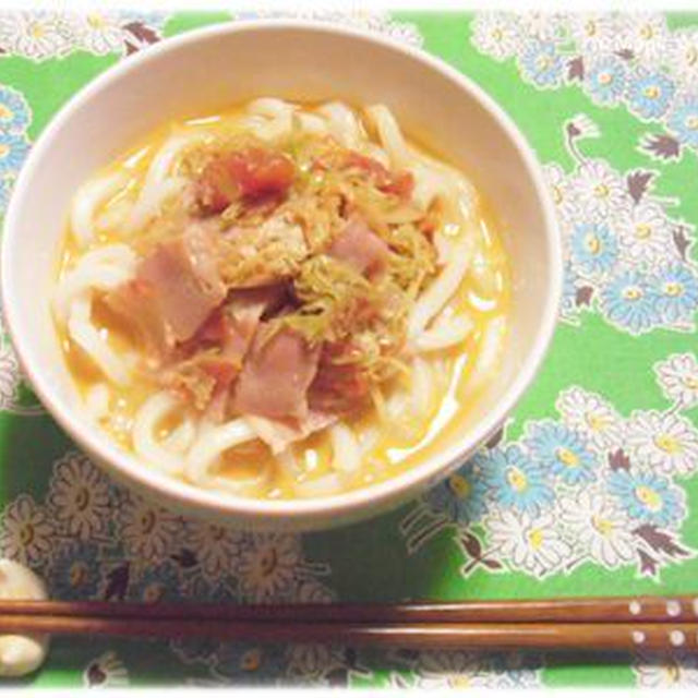 ベーコンキャベツお揚げのトマトクリームうどん