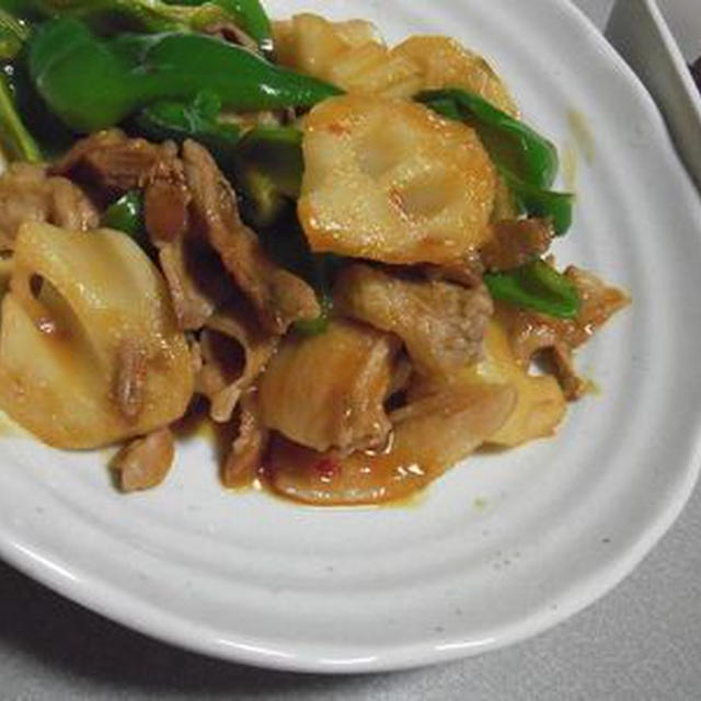 レンコンと鶏ムネ肉とピーマンの味噌炒め　大根ともずくのサラダ