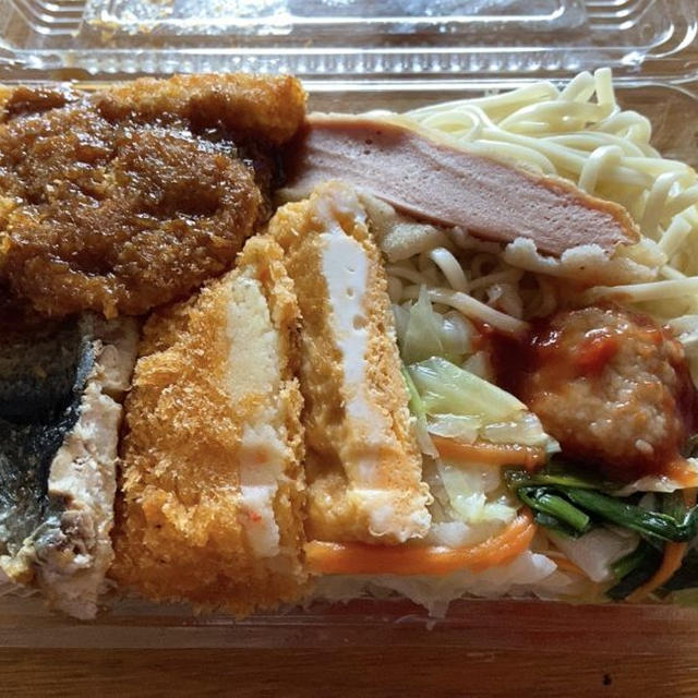 沖縄・那覇「上原パーラー」の天ぷら・お惣菜・弁当でローカルグルメを楽しもう
