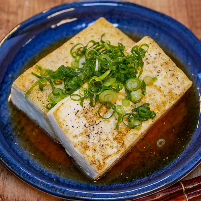 ちょこっとおつまみ的な「豆腐の蕎麦つゆステーキ」&スーパーの「鶏ごぼう弁当」がけっこう美味しかった