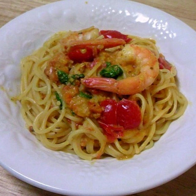 今日のランチは蟹と海老のトマトクリームパスタ！