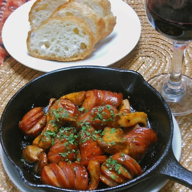 簡単おうちバル！フルーティな赤ワインにソーセージとエリンギのスパイシーケチャップ焼き。