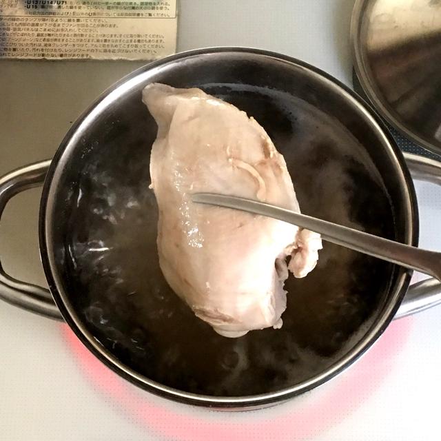 鶏むね肉を茹でるだけ！食費を浮かせる一工夫。