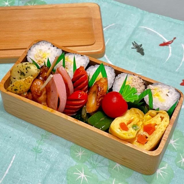 【お弁当】毎日おにぎり弁当/月曜から冷食/鶏そぼろと錦糸玉子の海苔巻きおにぎり