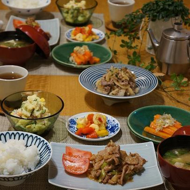 小皿が沢山のにぎやかな食卓